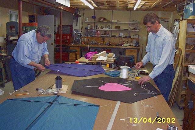 Ronald et Carl
Atelier chez Carl Bigras
fabrication d'un cerf-volant de combat Rokkaku
